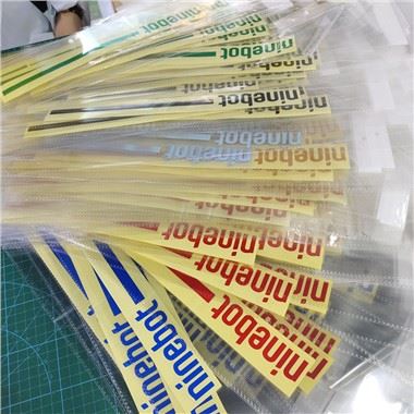 Autocollant extérieur découpé