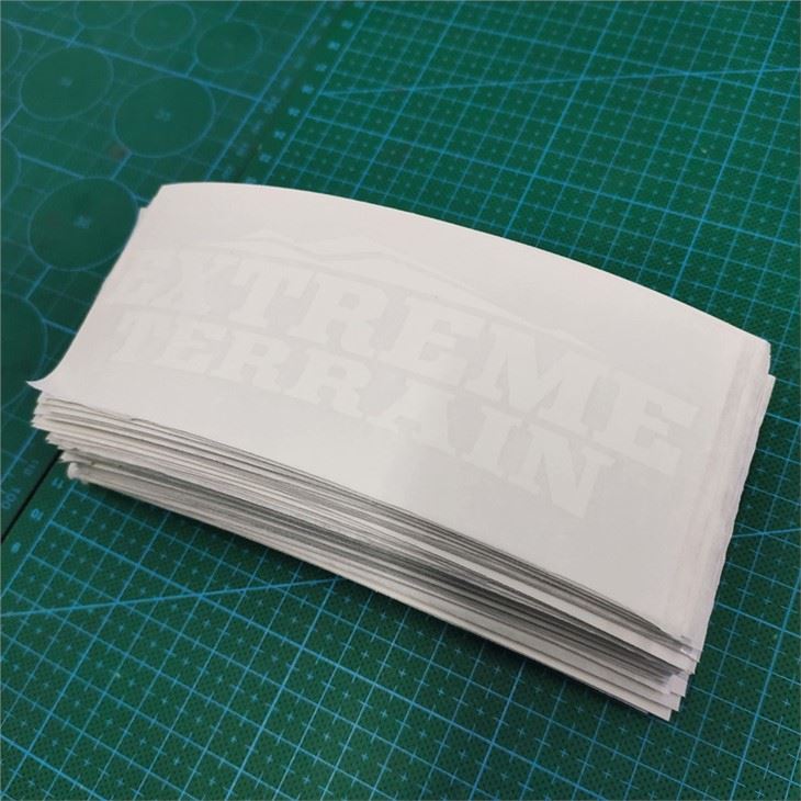 Autocollant blanc découpé