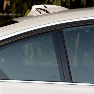 Dessin animé de la voiture de dents de requin créative