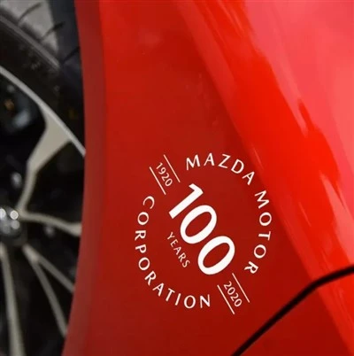 Les autocollants du logo du 100e anniversaire de Mazda