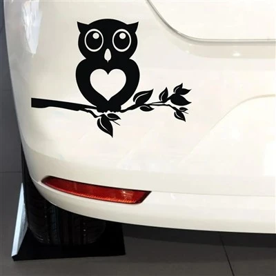Hibou debout sur l'autocollant de voiture réfléchissante de la branche