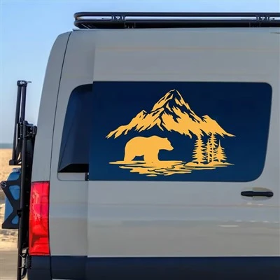 Montagne enneigée et ours Sticker