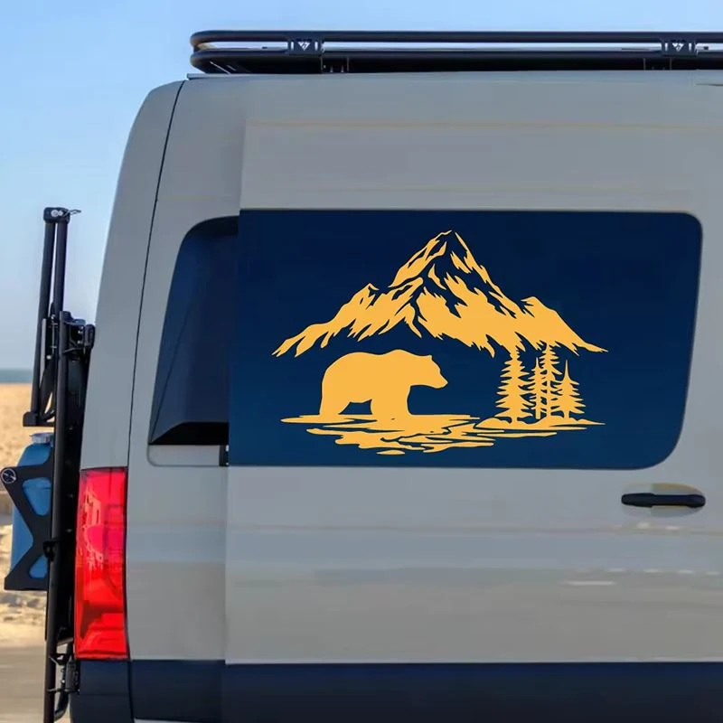 Montagne enneigée et ours Sticker